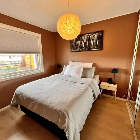 Sea View & Balcony - Top-floor Near Old Feriehus *